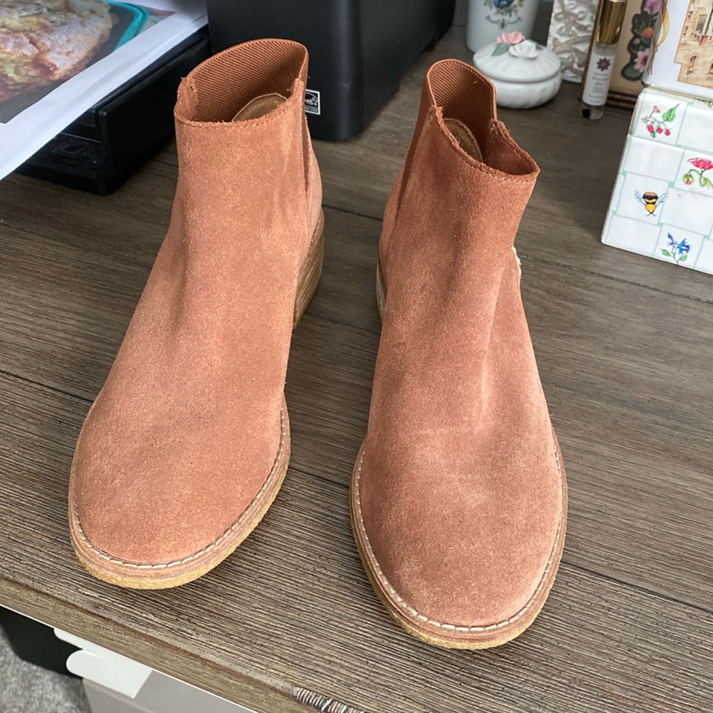 Leather ankle boots.